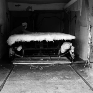 In einer Garage wird Baumwolle hergestellt.