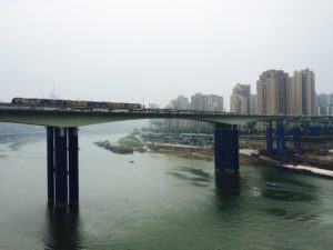 Fluss in Chongqing mit Schwimmern.